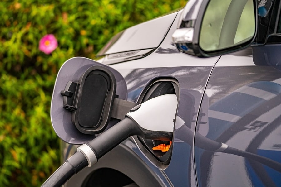 auto aan elektrische lading