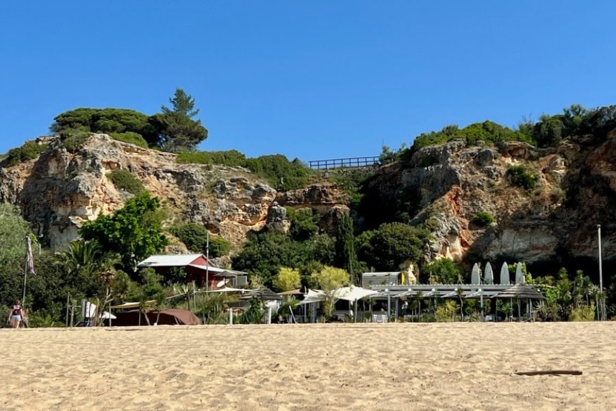 Kalu Beachbar op Praia Grande in Ferragudo