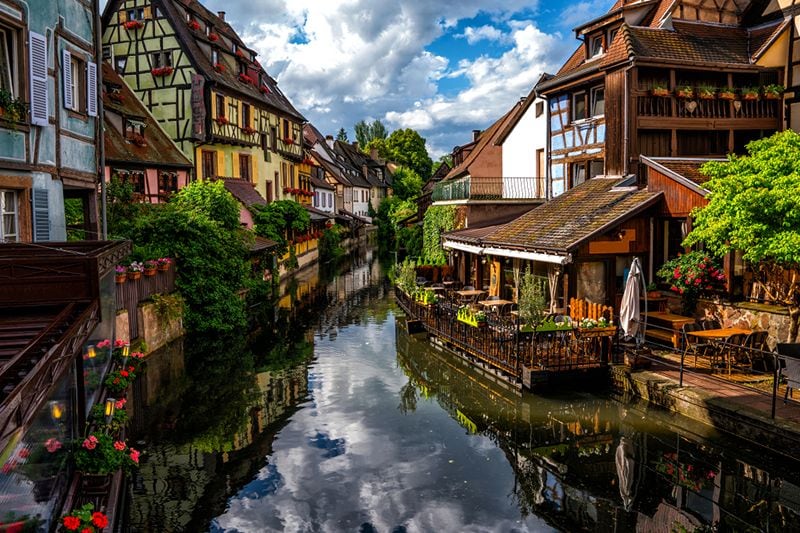 Rivier door Colmar, huizen en terrassen aan het water