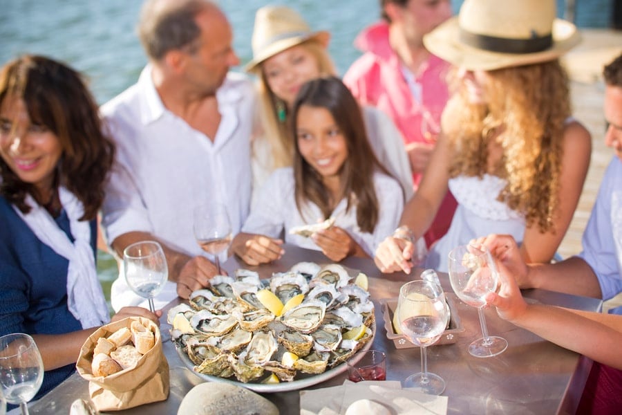 mensen eten oesters
