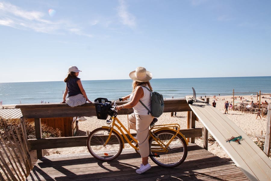 fietser kijkt uit over zee